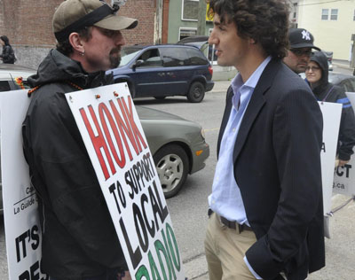 Photo: Justin Trudeau visits picket line